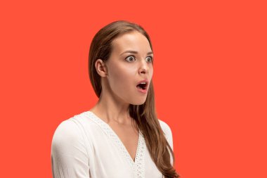 Vay canına. İzole kırmızı studio kağıt üzerinde güzel kadın varoluş açık portre. Açık ağız ile duran genç duygusal sürpriz kadın. İnsan duyguları, yüz ifadesi kavramı.
