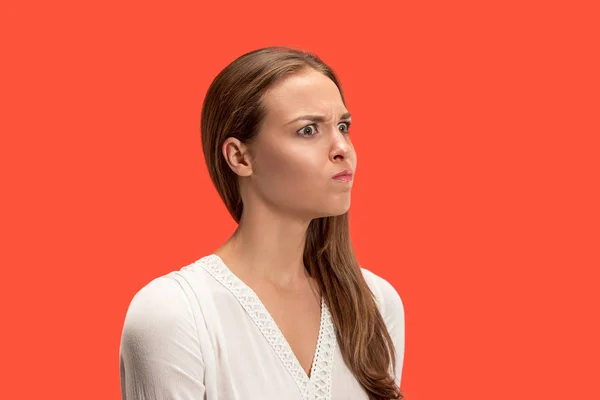 Irriterad ung kvinna känner sig frustrerad över något. Mänskliga ansiktsuttryck, känslor och känslor. — Stockfoto
