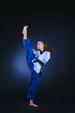 Siyah kuşak karate kızla