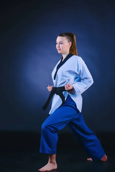 La chica del karate con cinturón negro — Foto de Stock