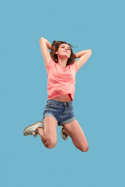 이동의 자유입니다. 파란색 배경 점프 예쁜 젊은 여자 — 스톡 사진