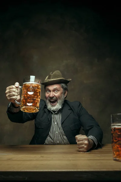 微笑着胡子在酒馆的男性喝啤酒 — 图库照片