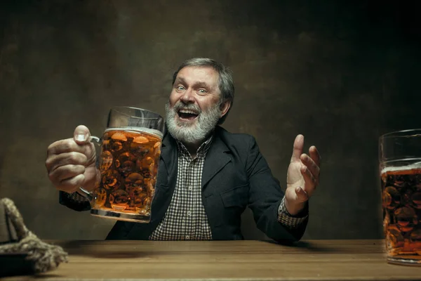 Sorrindo barbudo macho beber cerveja no pub — Fotografia de Stock