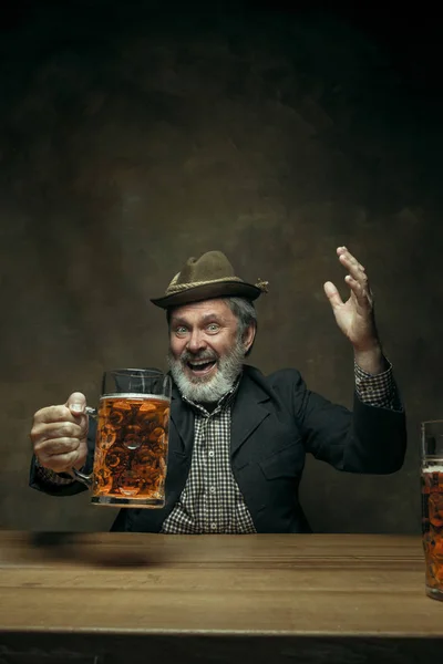 술집에서 마시는 맥주를 남성 수염 미소 — 스톡 사진