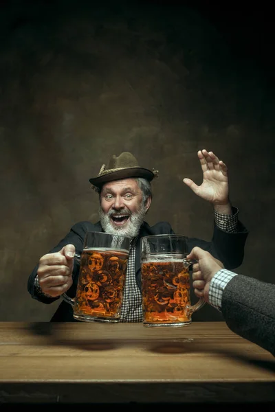 Sorridente barbuto maschio bere birra in pub — Foto Stock