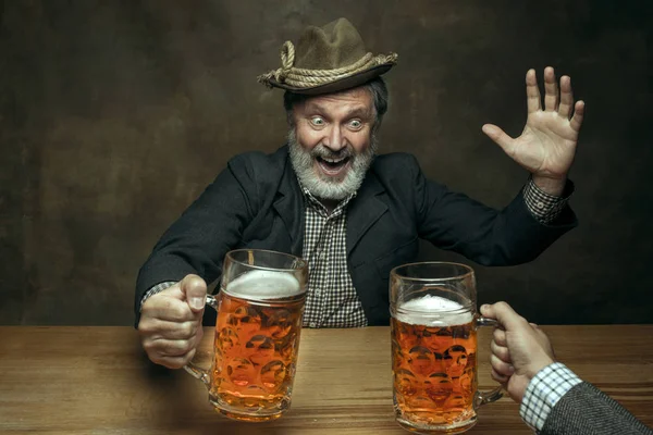 Sonriente barbudo macho bebiendo cerveza en el pub —  Fotos de Stock