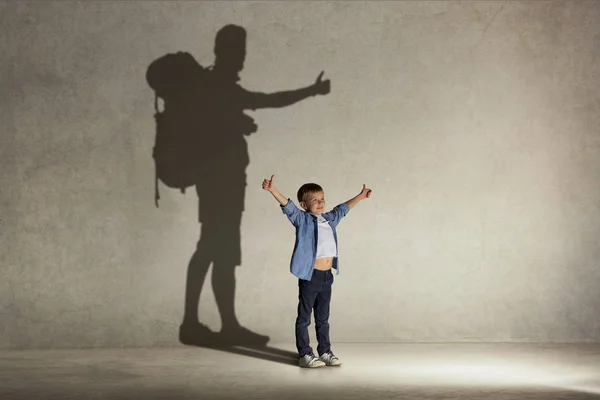 The little boy dreaming about tourism — Stock Photo, Image