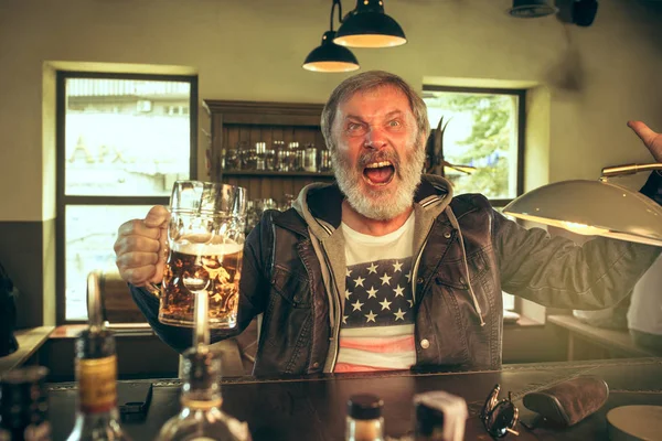 수석 수염 술집에서 남성 마시는 맥주 — 스톡 사진