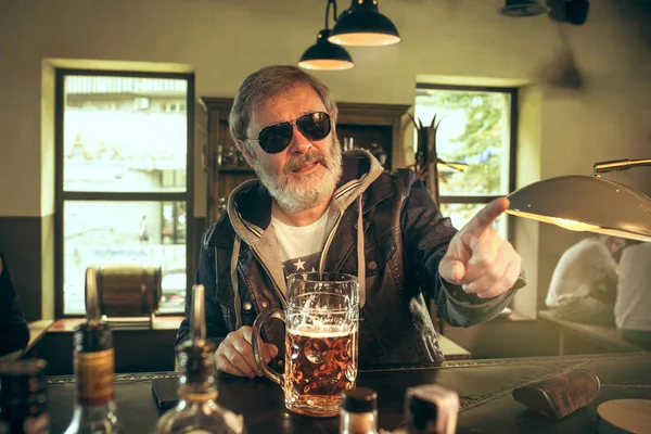 The senior bearded male drinking beer in pub — Stock Photo, Image