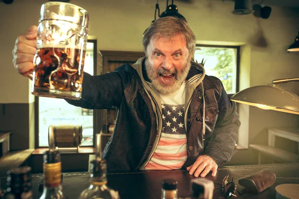Homem Barbudo Sênior Bebendo Álcool Pub Assistindo Programa Esportivo Desfrutar — Fotografia de Stock