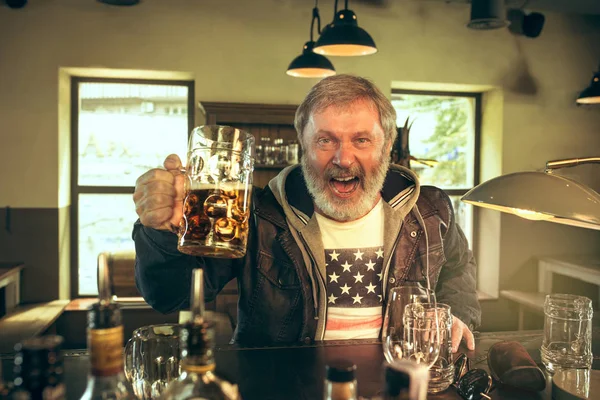 Senior skäggiga manliga dricka öl i puben — Stockfoto