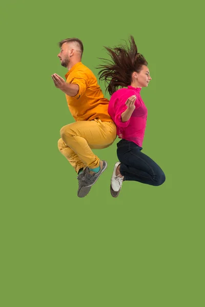 自由移动。漂亮的年轻夫妇跳反对绿色背景 — 图库照片