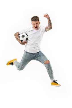 Genç adam gibi futbol futbol oyuncu stüdyoda topu tekmeleme