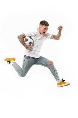 Genç adam gibi futbol futbol oyuncu stüdyoda topu tekmeleme