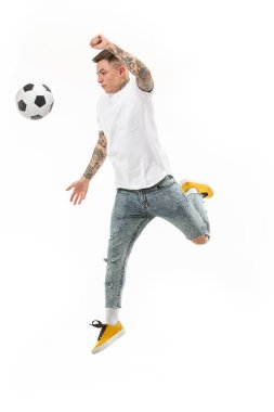 Genç adam gibi futbol futbol oyuncu stüdyoda topu tekmeleme