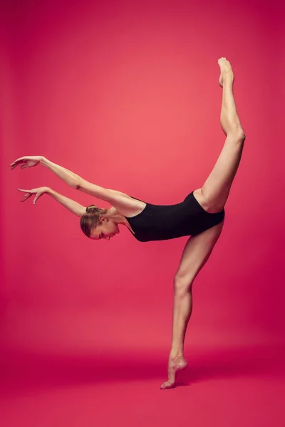 젊은 십 대 댄서 붉은 스튜디오 배경. — 스톡 사진