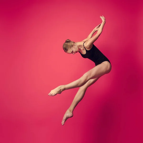 Joven bailarina adolescente en fondo rojo estudio . —  Fotos de Stock
