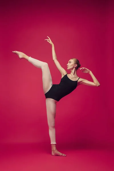 Junge Teenie-Tänzerin auf rotem Studiohintergrund. — Stockfoto