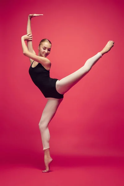 Joven bailarina adolescente en fondo rojo estudio . —  Fotos de Stock