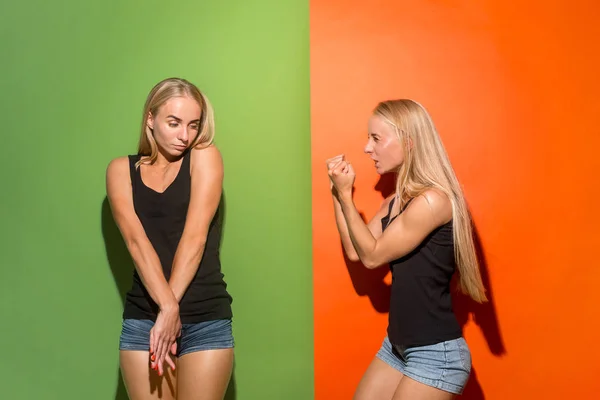 Retrato de uma mulher zangada — Fotografia de Stock