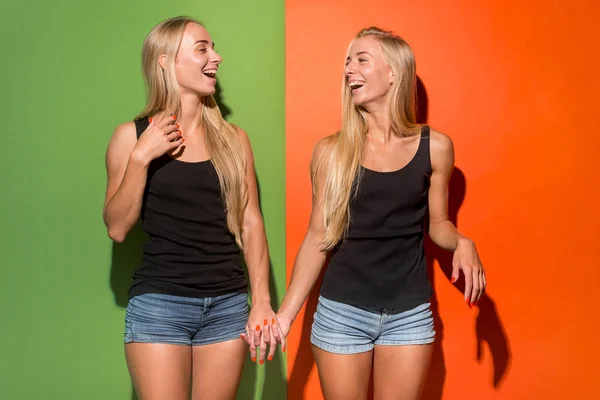 De gelukkige zakelijke vrouwen permanent en glimlachen — Stockfoto