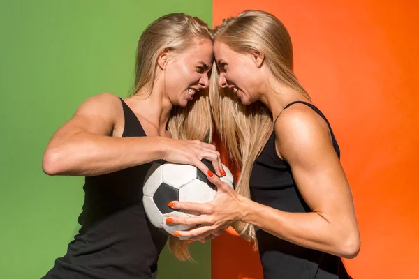 Fanoušek sportu žena hráč drží fotbalový míč — Stock fotografie