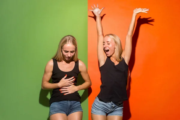 Mulheres bonitas que parecem felizes e infelizes — Fotografia de Stock