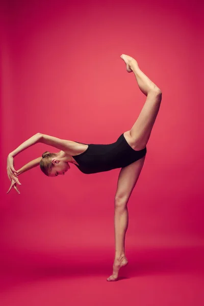 Молодий підліток танцюрист на червоному фоні студії . — стокове фото