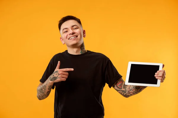 Retrato de un hombre casual confiado mostrando la pantalla en blanco de la computadora portátil — Foto de Stock