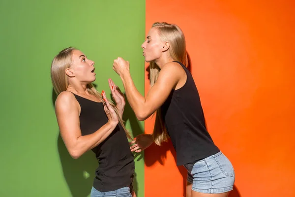 Portrait of an angry women — Stock Photo, Image