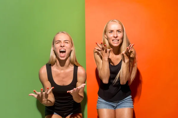 As jovens mulheres irritadas emocionais gritando no fundo do estúdio — Fotografia de Stock