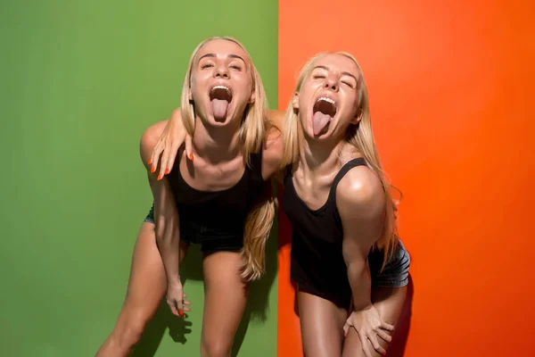 De galna kvinnorna med konstiga uttryck — Stockfoto