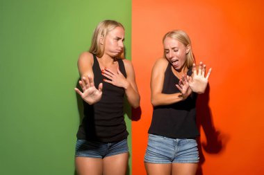 Düşünmeme izin ver. Düşünceli ifade pembe arka plan kararı ile şüpheli dalgın kadınlar