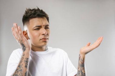 Güzel adam şaşırmış ve şaşkın bakan