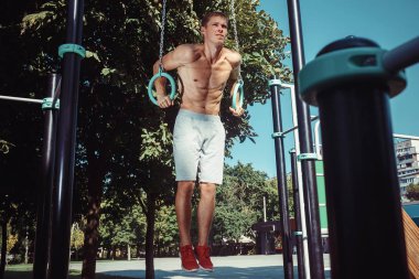 Atlet parkında Stadyumu'nda egzersizleri yapıyor