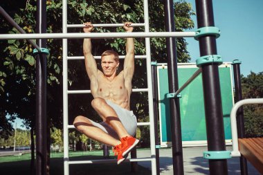 Atlet parkında Stadyumu'nda egzersizleri yapıyor