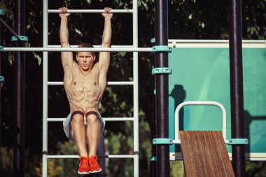 Atlet parkında Stadyumu'nda egzersizleri yapıyor