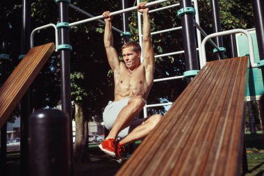 Atlet parkında Stadyumu'nda egzersizleri yapıyor