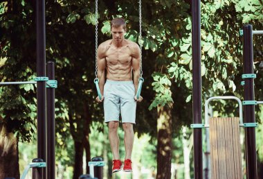 Atlet parkında Stadyumu'nda egzersizleri yapıyor