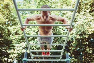 Atlet parkında Stadyumu'nda egzersizleri yapıyor