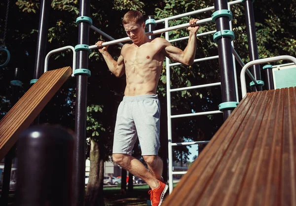 Athlete doing exercises at stadium at park — Stock Photo, Image