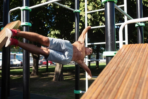 Atleet doen oefeningen in park stadium — Stockfoto