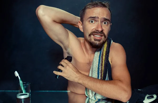 Photo of handsome man shaving his armpit — Stock Photo, Image