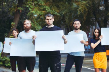Gençler açık havada protesto grubu