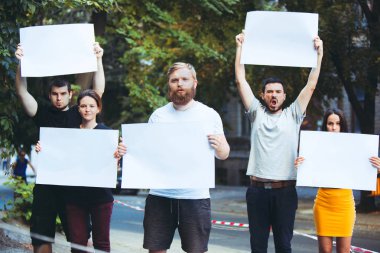 Gençler açık havada protesto grubu