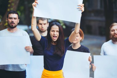 Gençler açık havada protesto grubu