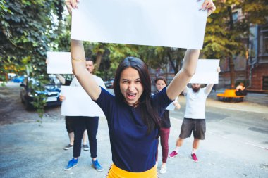 Gençler açık havada protesto grubu