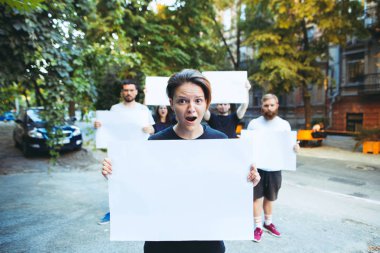 Gençler açık havada protesto grubu