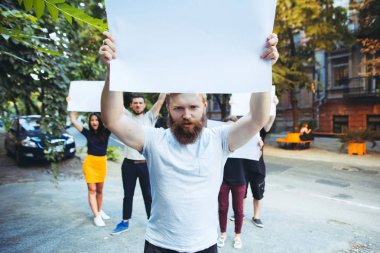 Gençler açık havada protesto grubu. Protesto, insanlar, gösteri, demokrasi, kavga, hakları, kavram protesto. Boş poster ya da kopyası ile afiş tutarak womem ve beyaz erkekler