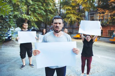 Gençler açık havada protesto grubu